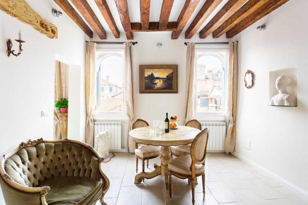 Michelle In Charming Apartment Venice